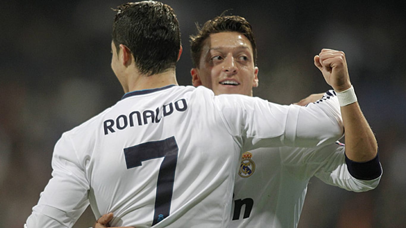 Mesut Özil (re.) bejubelt das Führungstor durch Real-Star Cristiano Ronaldo.