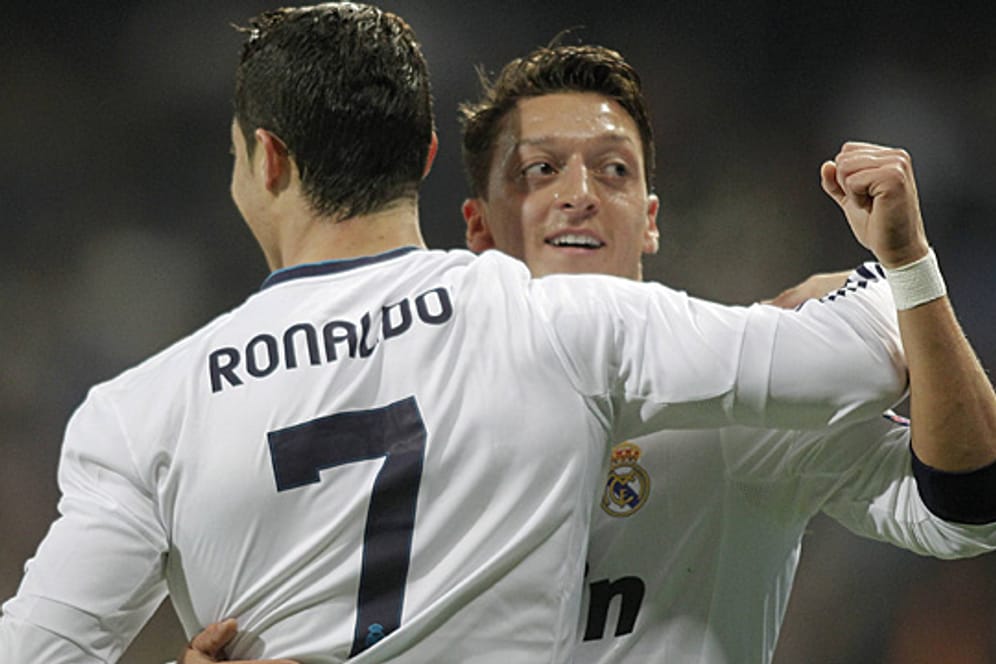 Mesut Özil (re.) bejubelt das Führungstor durch Real-Star Cristiano Ronaldo.