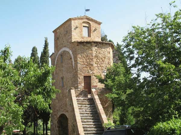 Torre Cappuccini, Torre di Giona und Torre di Elia heißen die drei aus dem 13. Jahrhundert stammenden Wachtürme der nördlichen Stadtmaueranlage von San Quirico d'Orcia. Sie können als Ferienwohnung gebucht werden.