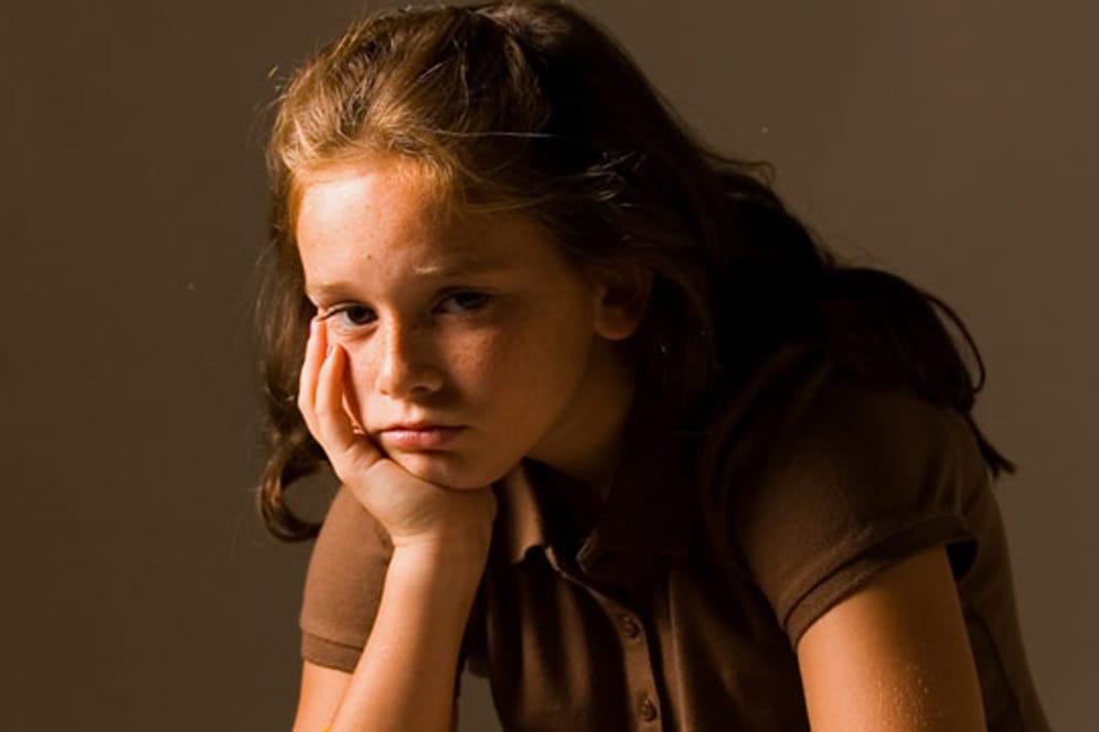 Mädchen leben in der Vorpubertät ihre Stimmungsschwankungen meistens heftiger aus als Jungs.