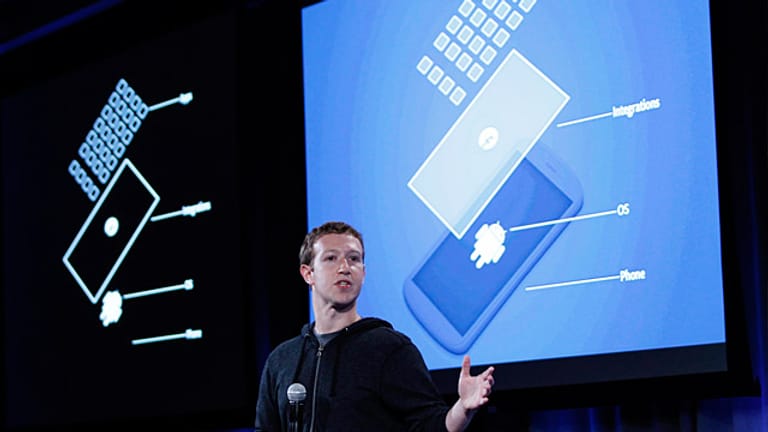 Facebook geht in die Smartphone-Offensive: Gründer Mark Zuckerberg stellte eine Erweiterung für das führende Smartphone-Betriebssystem Android vor, die Informationen aus dem weltgrößten Online-Netzwerk in den Mittelpunkt stellt.