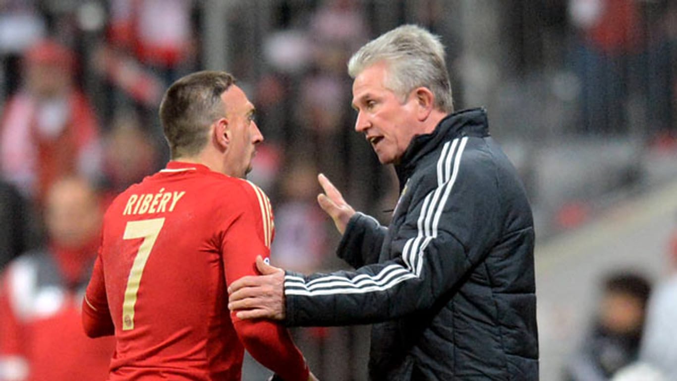 Jupp Heynckes (re.) gibt Frank Ribery während des Spiels Anweisungen.