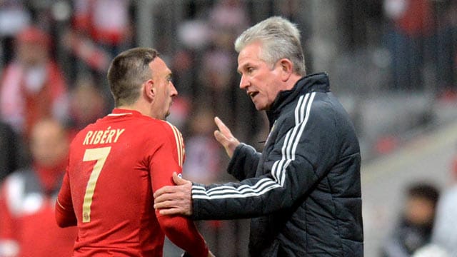 Jupp Heynckes (re.) gibt Frank Ribery während des Spiels Anweisungen. Jupp Heynckes (re.) gibt Frank Ribery während des Spiels Anweisungen.