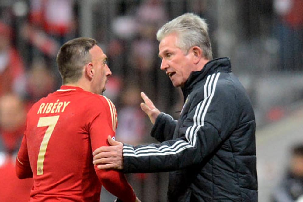 Jupp Heynckes (re.) gibt Frank Ribery während des Spiels Anweisungen.