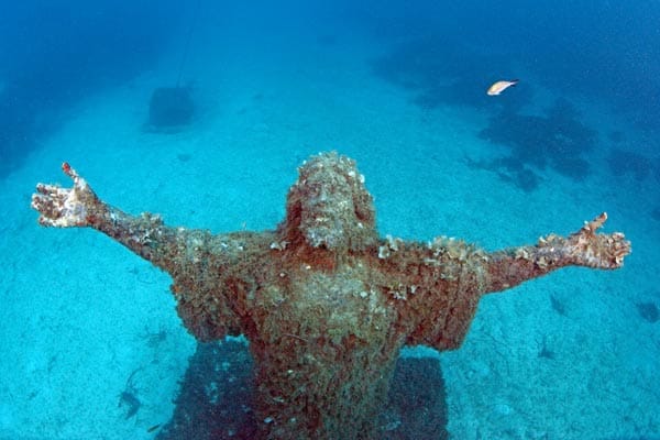 Die Statue auf dem Meeresboden wiegt mehr als 13 Tonnen.