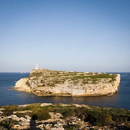Vor der Republik Malta liegen die Saint Paul's Islands, zwei unbewohnte Inselfelsen - schroff und vom Meer abgeschliffen. In ihrer Nähe steht die Statue unter Wasser.
