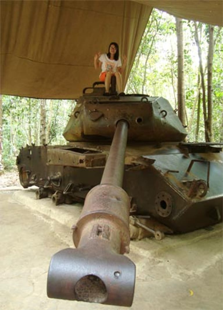 Touristen posieren gerne auch mal mit stillgelegten Panzern. Heute ist ein Besuch in Cu Chi eine Mischung aus preiswertem Abenteuer, Spannung, Erinnerung und Geschichtsunterricht.