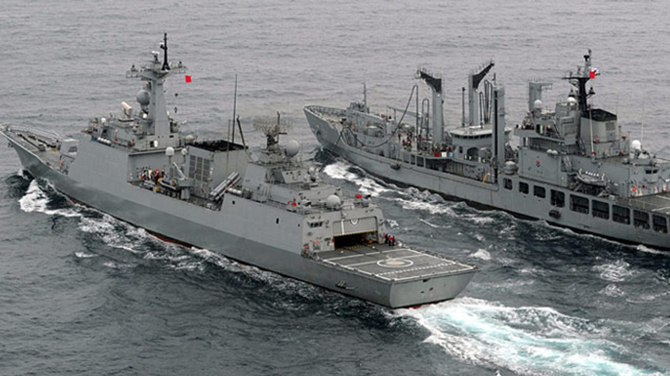 Ein Nachschubschiff der südkoreanischen Marine (rechts) tankt einen Zerstörer