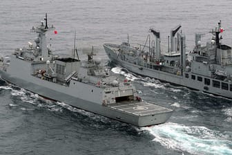 Ein Nachschubschiff der südkoreanischen Marine (rechts) tankt einen Zerstörer