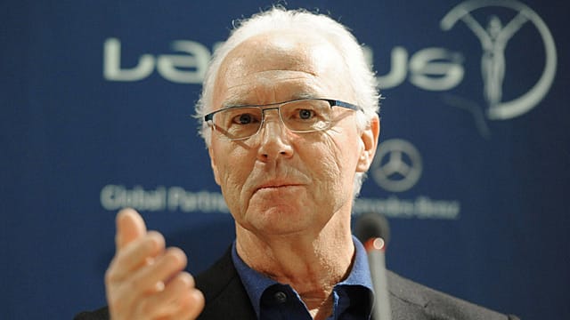 Franz Beckenbauer reicht Juve-Keeper Gianluigi Buffon die Hand.