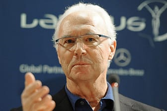 Franz Beckenbauer reicht Juve-Keeper Gianluigi Buffon die Hand.