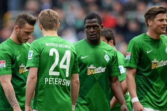 Ratelose Werder-Spieler (v. li. Arnautovic, Petersen, Lukimya und Prödl) nach der Pleite gegen Schalke 04.