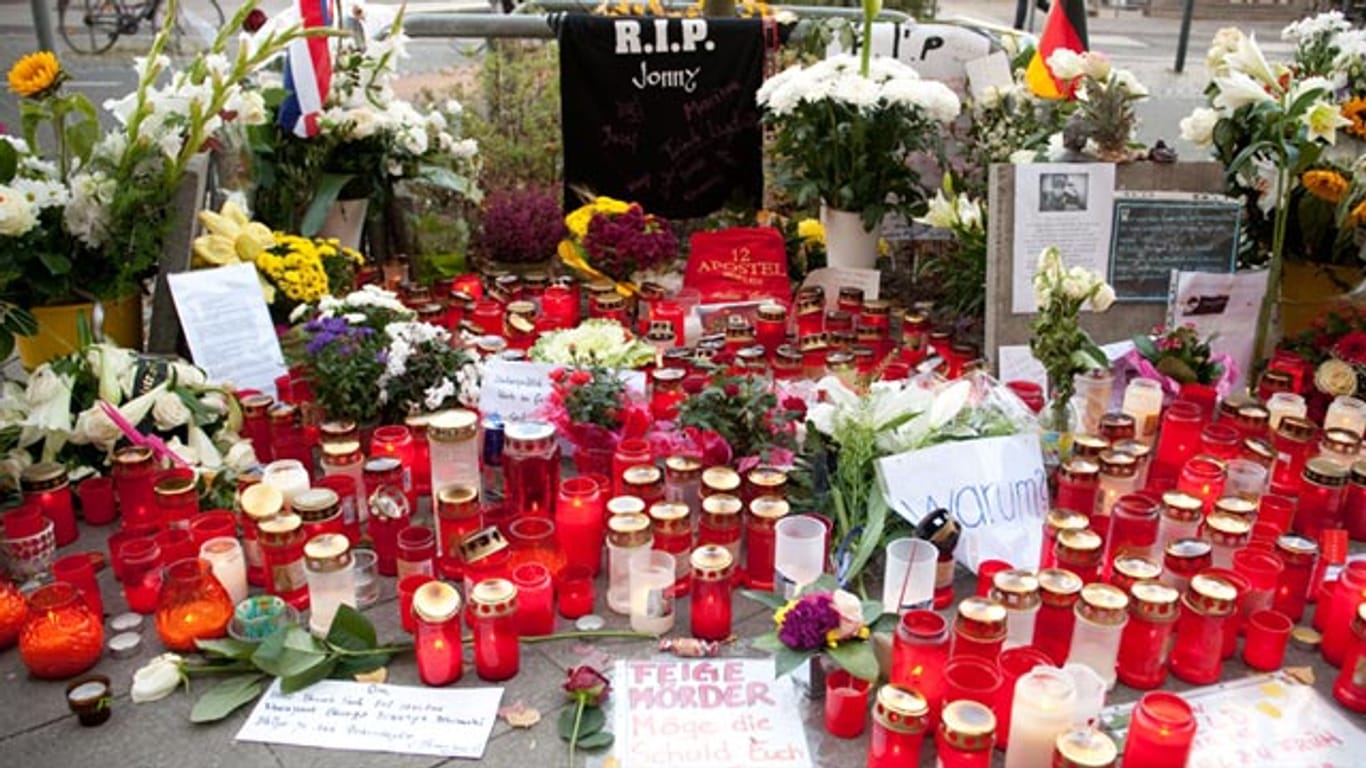 Menschen gedenken am Alexanderplatz dem getöteten Jonny K.