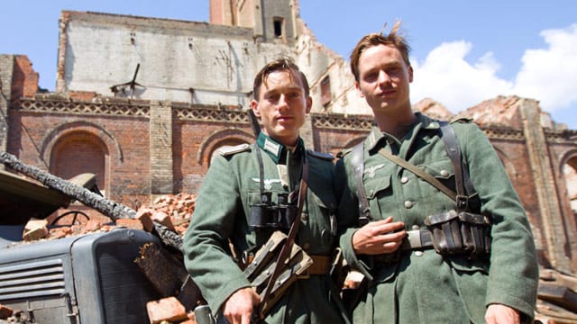 Die Schauspieler Volker Bruch (l) und Tom Schilling bei den Dreharbeiten für den Film "Unsere Mütter, unsere Väter".