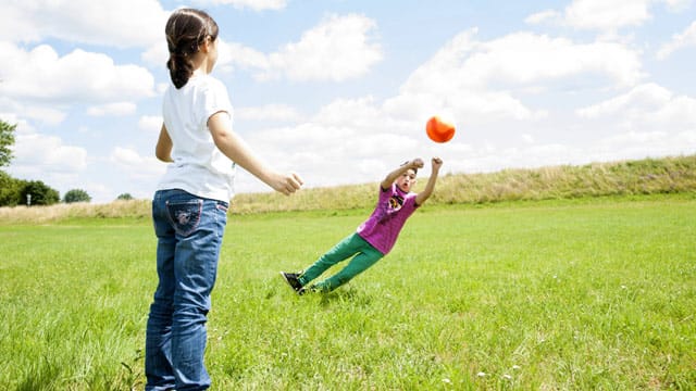 Ballspiele können die Konzentration Ihrer Kinder fördern