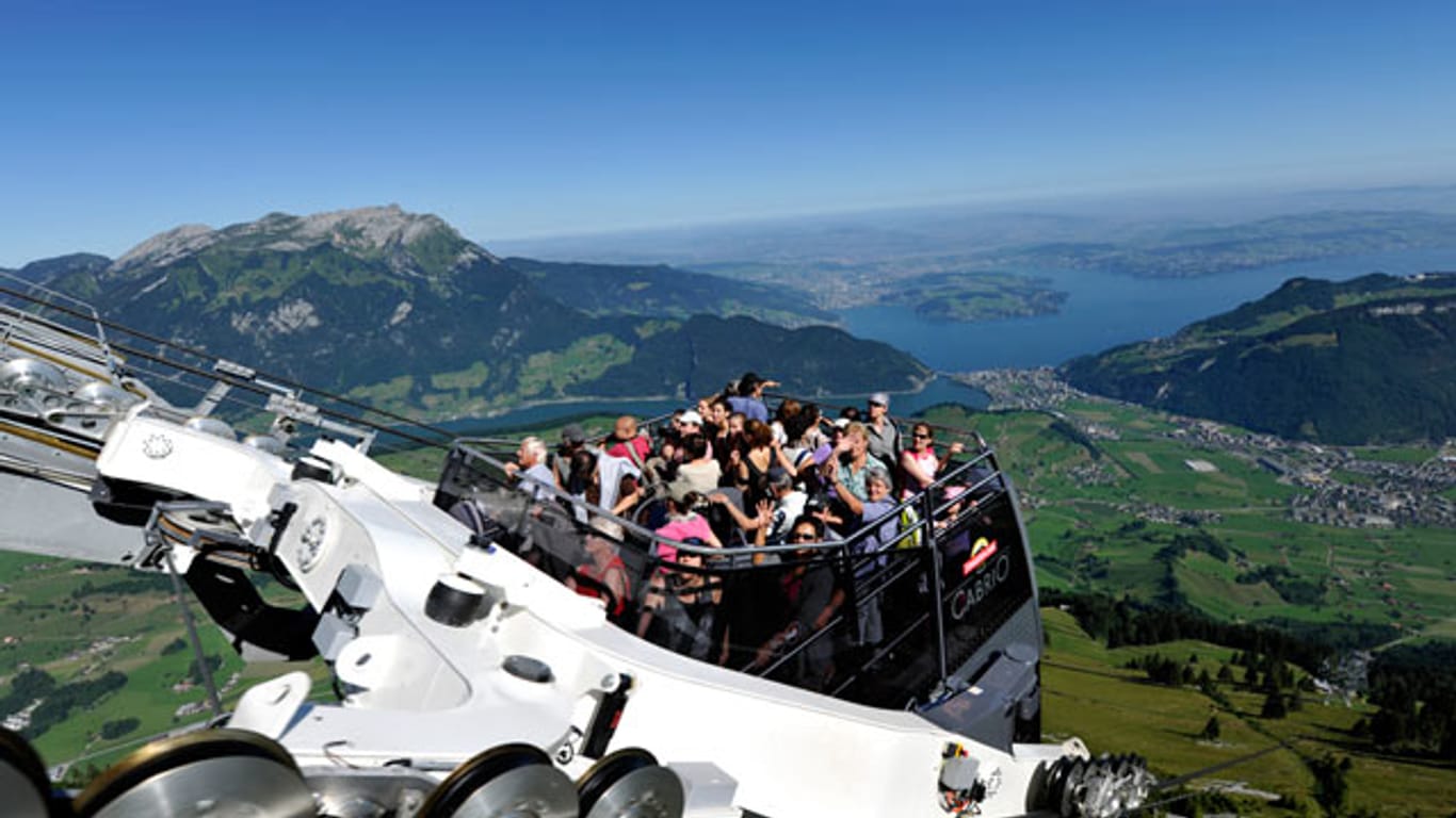 Nur für Schwindelfreie: Gäste genießen einen Panoramablick aus der Cabrio-Seilbahn.
