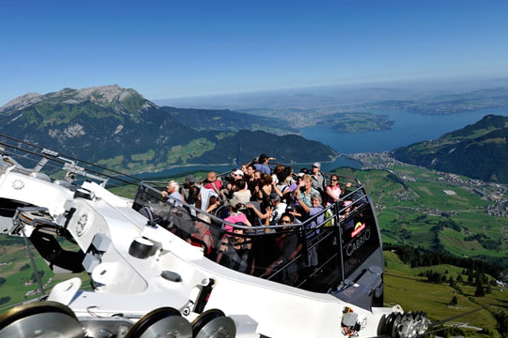 Nur für Schwindelfreie: Gäste genießen einen Panoramablick aus der Cabrio-Seilbahn.