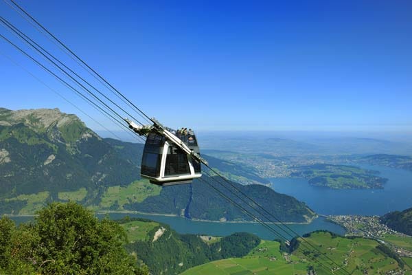 Mit wehenden Haaren auf dem Gondeldach zu stehen, ein fantastisches Rundpanorama zu genießen und so auf das rund 1900 Meter hohe Stanserhorn zu fahren, ist für Gäste der Stanserhornbahn "CabriO" möglich.