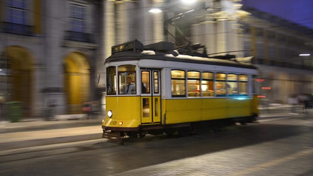 Die Trambahn "Eléctrico" an der Praça do Comércio.