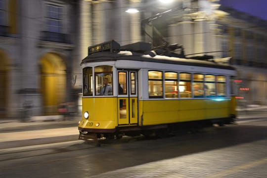 Die Trambahn "Eléctrico" an der Praça do Comércio.