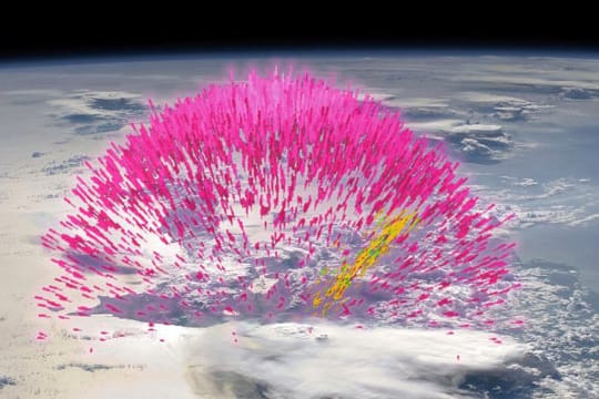 Wie brennende Raketen schießen aus dicken Wolken Blitze aus besonders energiereicher Gammastrahlung Dutzende Kilometer hoch
