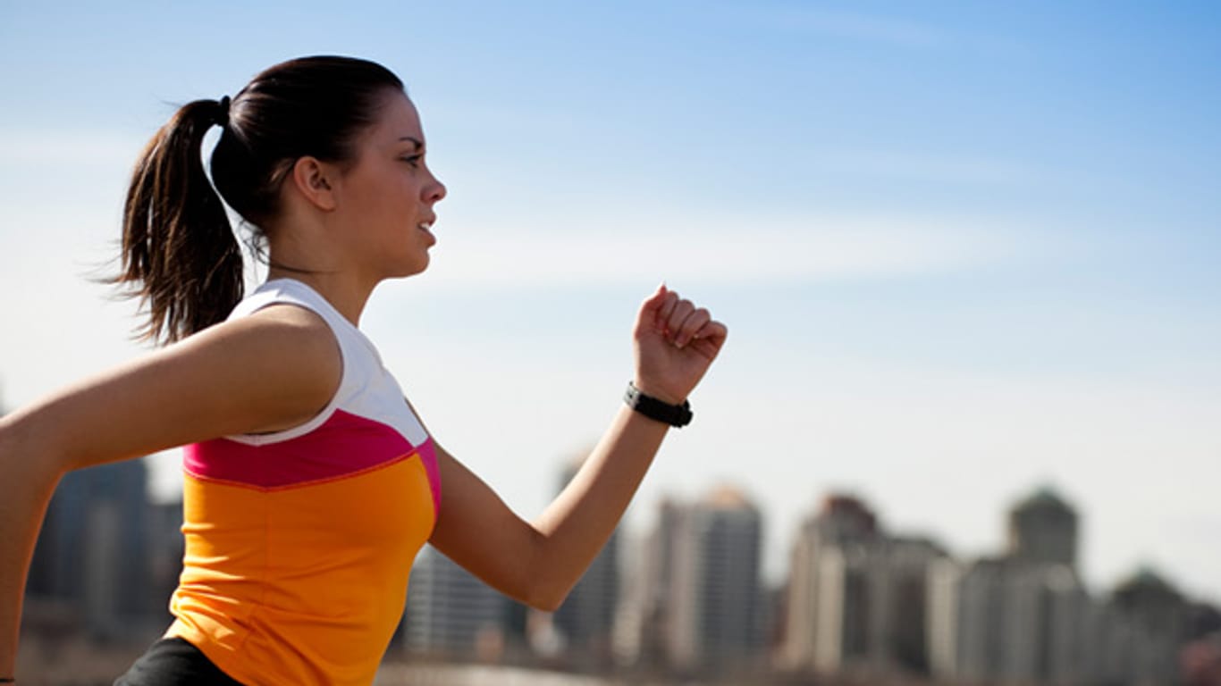 Laufen: Ein guter Armschwung macht Läufer schneller.