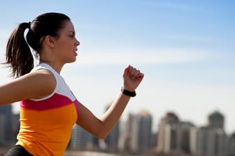 Laufen: Ein guter Armschwung macht Läufer schneller.