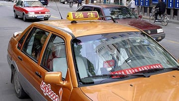 In Shanghai sollte der Fahrgast nicht das Fenster öffnen, denn Taxifahrer spucken hier öfters aus dem Fenster.
