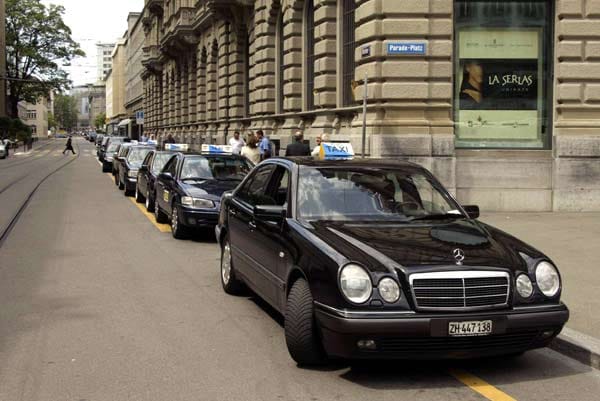 In Zürich sollten allein Großverdiener zur Rush Hour ins Taxi steigen: Im Stau kassieren die Fahrer pro Stunde Wartezeit happige 69 Franken, das sind umgerechnet rund 57 Euro.