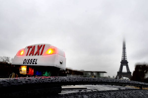 In Paris sind Taxis dagegen richtige Mangelware. Wer den Straßenkampf um ein Auto leid ist, sollte folgende Nummern wählen: Taxis Bleu, Tel. 49361010, oder Taxi G7, Tel. 47394739.