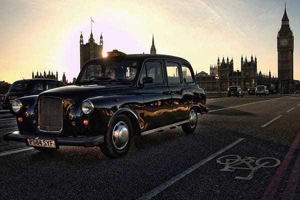 Hält man in London ein Taxi an, nur ein "Black Cab", bitte - sie sind die einzigen, die Fahrgäste auf der Straße auflesen dürfen.