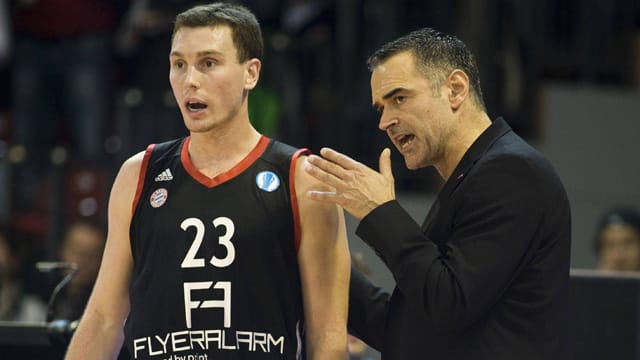 Ex-Bayern-Coach Dirk Bauermann (re.) im Gespräch mit dem ehemaligen Profi Ben Hansbrough.