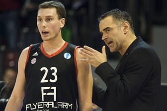 Ex-Bayern-Coach Dirk Bauermann (re.) im Gespräch mit dem ehemaligen Profi Ben Hansbrough.