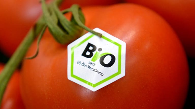 Deutsches Bio-Siegel auf einer Tomate: In Deutschland werden viele Produkte, die den EU-Normen entsprechen, mit dem sechseckigen Bio-Siegel versehen.