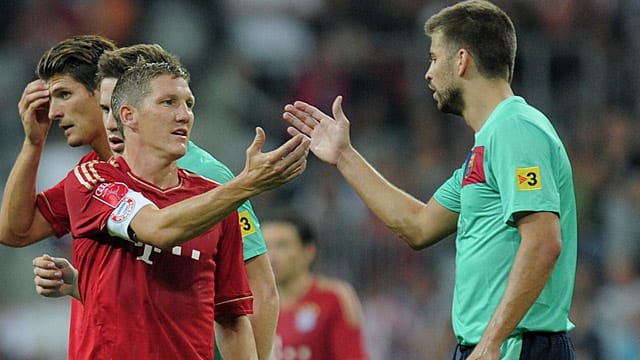 Bayern Münchens Bastian Schweinsteiger trifft auf den FC Barcelona und Gerard Pique. Bayern Münchens Bastian Schweinsteiger trifft auf den FC Barcelona und Gerard Pique.