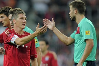 Bayern Münchens Bastian Schweinsteiger trifft auf den FC Barcelona und Gerard Pique.