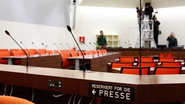 Das Oberlandesgericht München muss beim NSU-Prozess eine angemessene Zahl von Sitzplätzen an Vertreter ausländischer Medien vergeben. Das Oberlandesgericht München muss beim NSU-Prozess eine angemessene Zahl von Sitzplätzen an Vertreter ausländischer Medien vergeben.