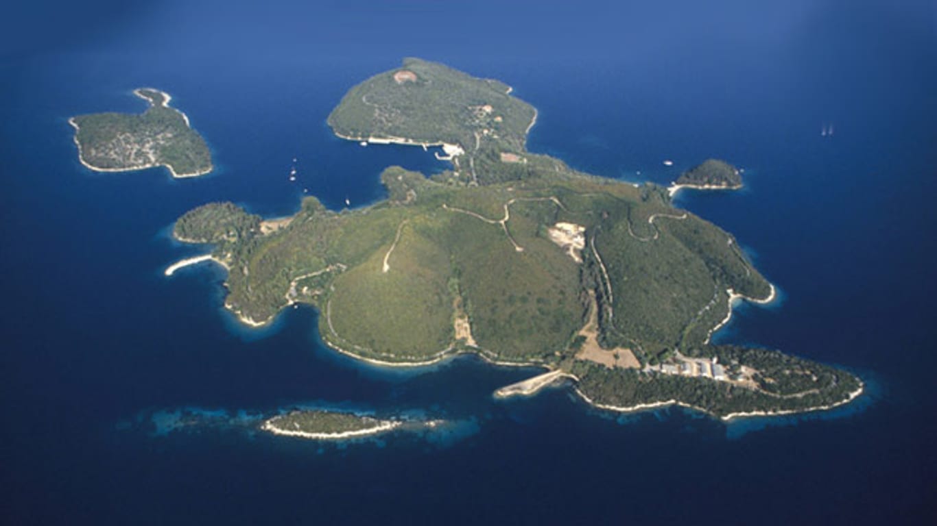 Eine Luftaufnahme der begehrten und geschichtsträchtigen Insel Skorpios