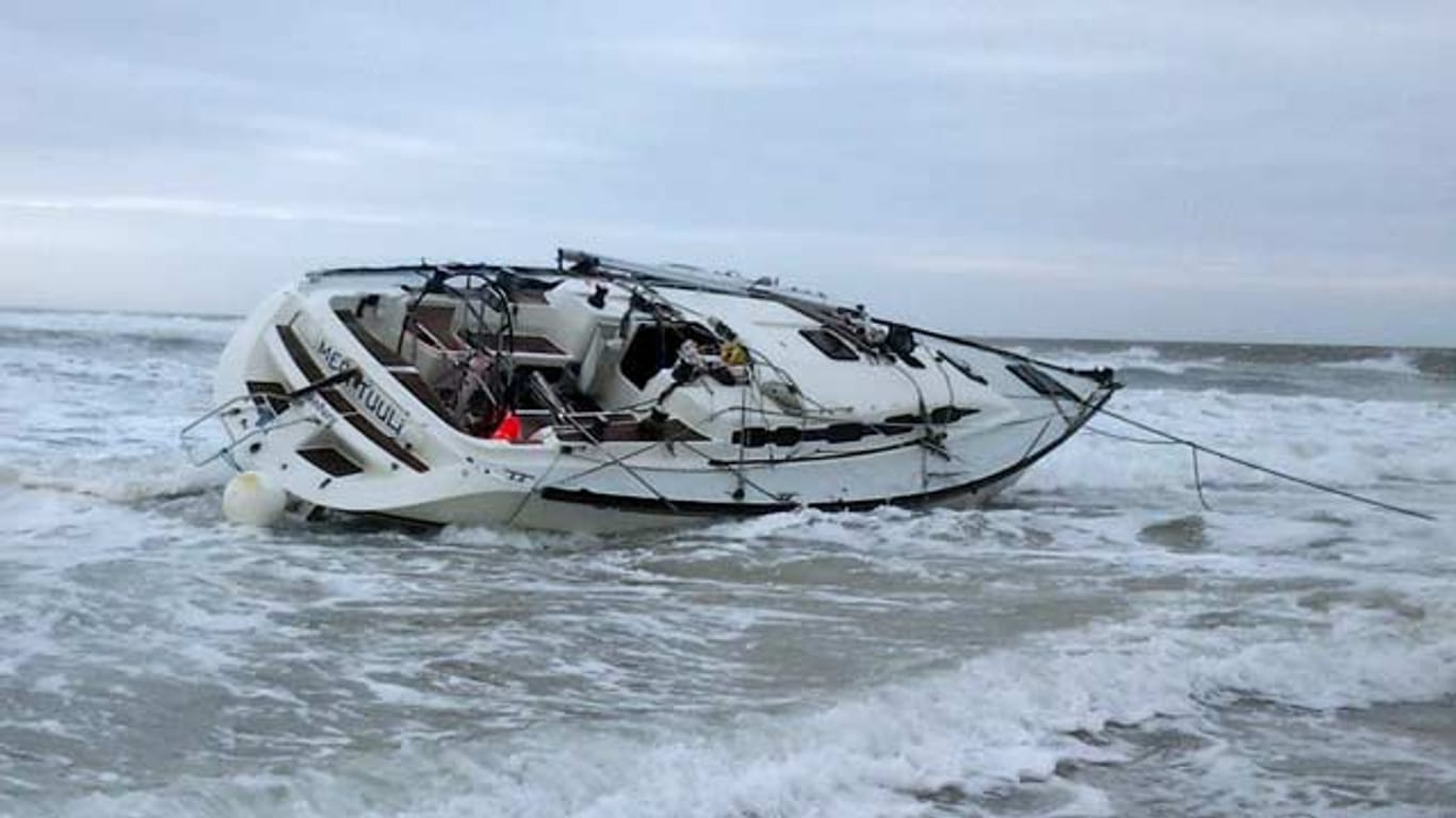Die gekenterte Yacht "Meri Tuuli" vor der Küste von Portugal (