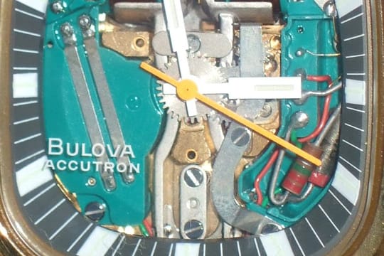 Die erste Stimmgabeluhr von Bulova.