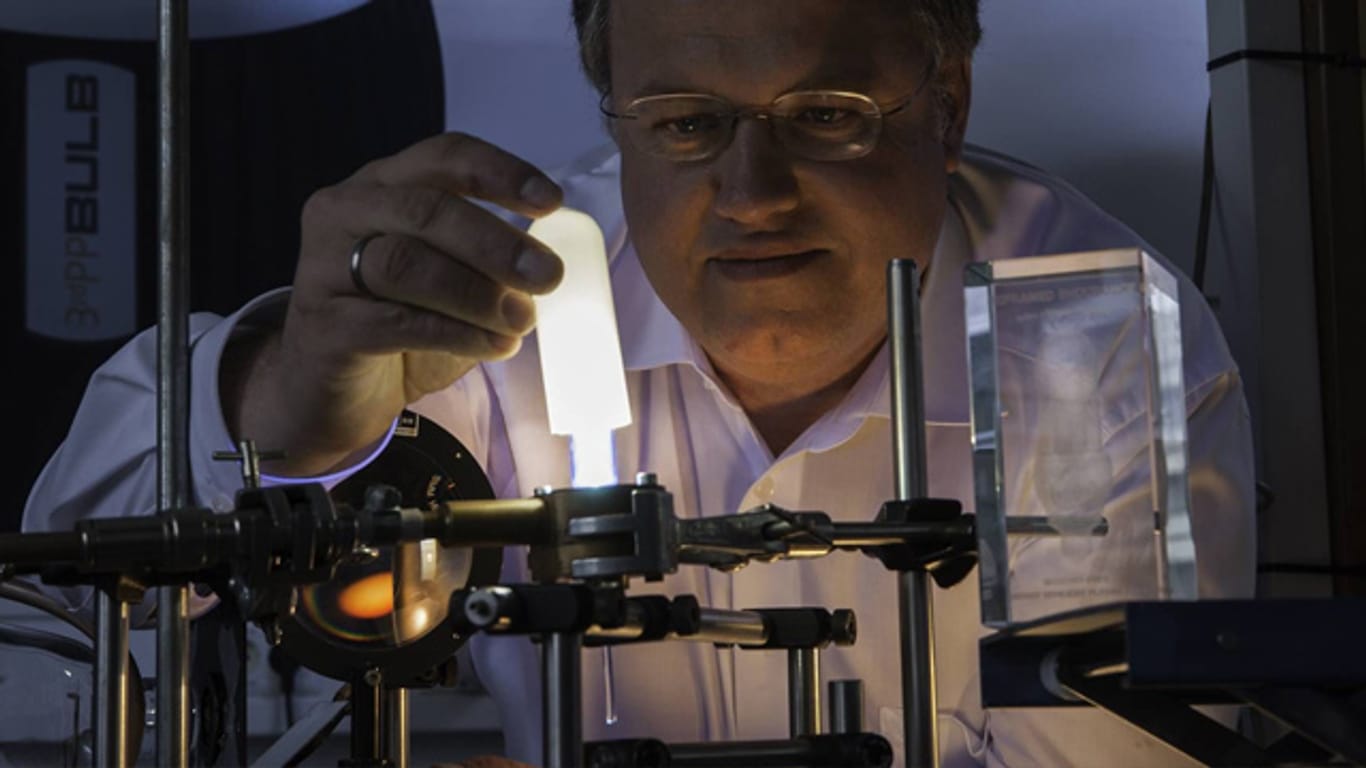Eine Energiesparlampe ohne Quecksilber: Dr. Rainer Kling hat sie erfunden.