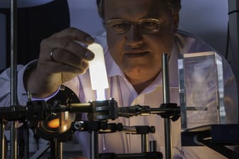 Eine Energiesparlampe ohne Quecksilber: Dr. Rainer Kling hat sie erfunden.
