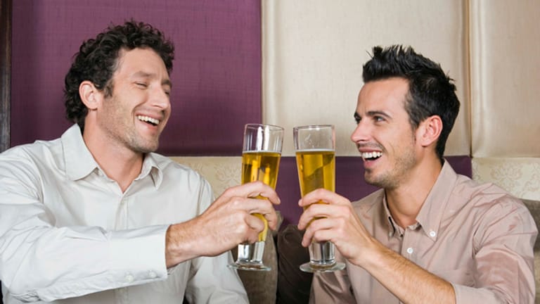 Forscher haben herausgefunden, warum Bier Männer glücklich macht.