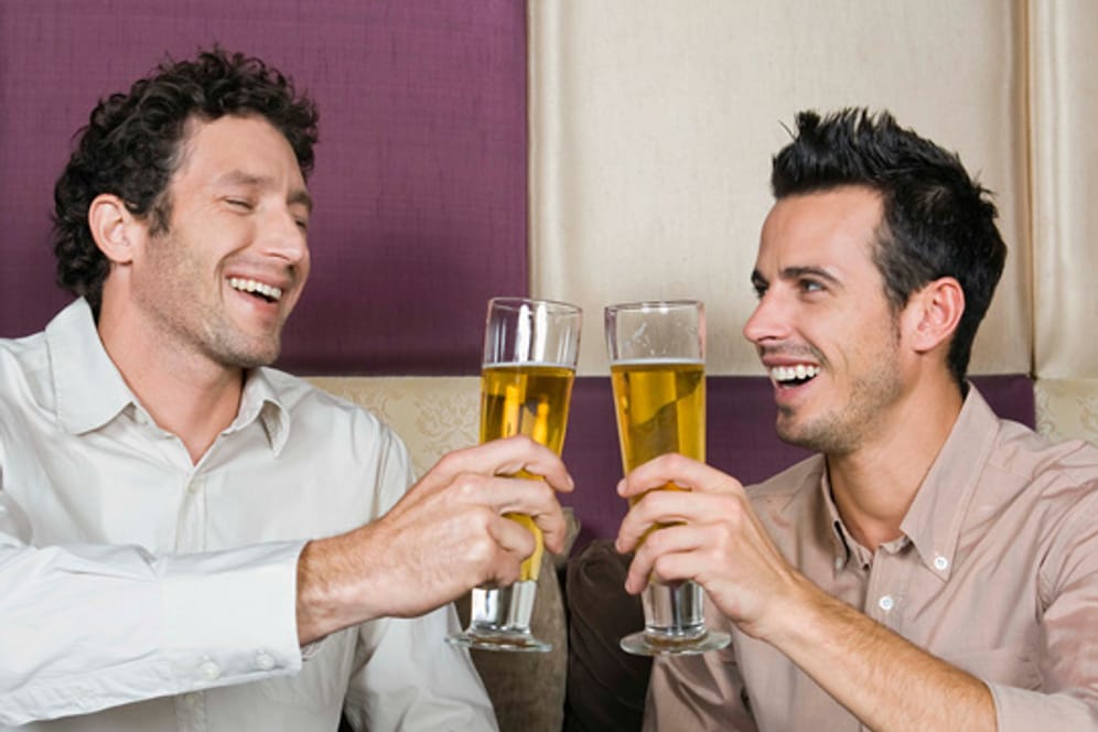 Forscher haben herausgefunden, warum Bier Männer glücklich macht.