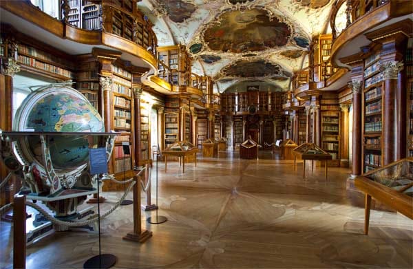 Der Barocksaal der Stiftsbibliothek von St. Gallen ist an sich schon eindrucksvoll - die Bücher und Handschriften, die hier aufbewahrt werden, sind von unschätzbarem Wert.