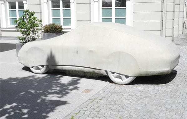 Kein fahrbarer Untersatz - moderne Kunst begegnet Besuchern von Bregenz an vielen Stellen, dazu gehört auch der «Crash-Porsche» von Gottfried Bechthold.