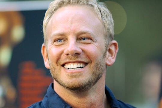 Ian Ziering versucht sich als Stripper.