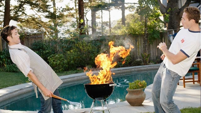 Vorsicht: Beim Grillen kommt es häufig zu Stichflammen