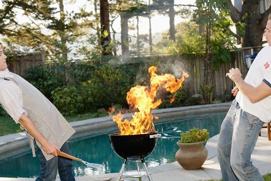 Vorsicht: Beim Grillen kommt es häufig zu Stichflammen