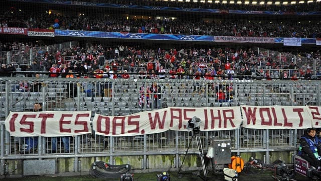 Der Streit zwischen Fans der Südkurve und Klubführung beim FC Bayern schwelt schon länger. Der Streit zwischen Fans der Südkurve und Klubführung beim FC Bayern schwelt schon länger.